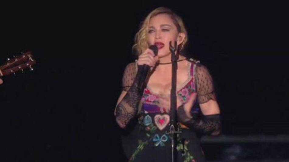Madonna llora en pleno show por víctimas de París