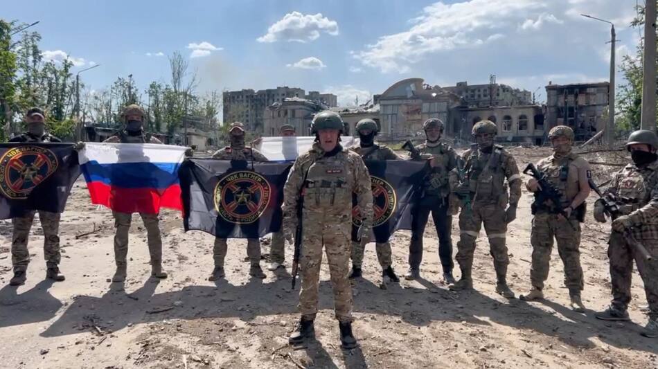 El Grupo Wagner festeja la toma de Bajmut por parte de Rusia. Foto: Reuters.