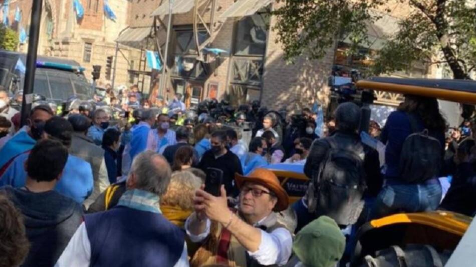 Protestas contra Alberto Fernández en Tucumán: incidentes entre manifestantes y la policía, NA
