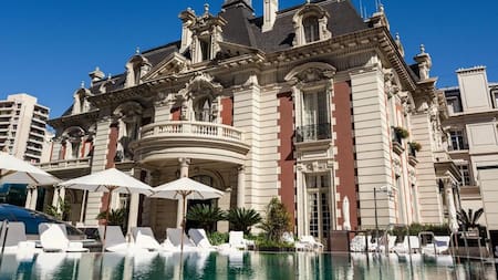 Cómo es el lujoso hotel en el que se hospeda Paul McCartney: sofisticación con esencia ecuestre