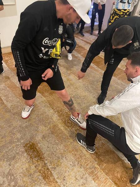 Cristian Solera y Lionel Messi, Foto Martín Insaurralde, Canal 26