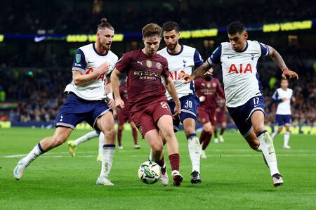 Cuti Romero en acción frente al Manchester City en la Carabao Cup. Foto: Reuters.