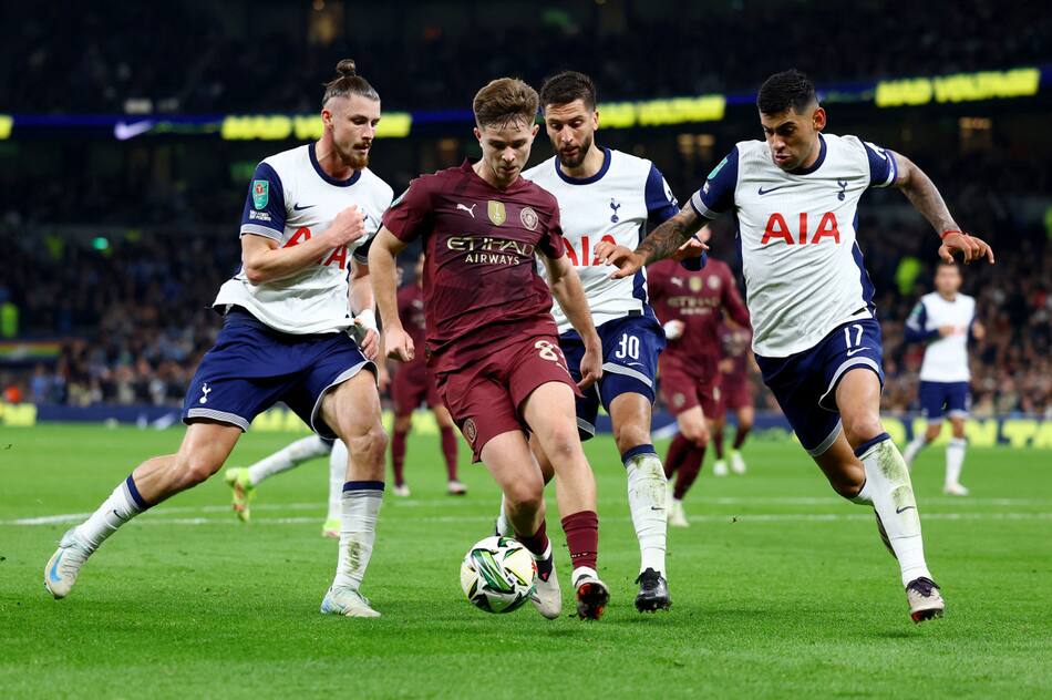 Cuti Romero en acción frente al Manchester City en la Carabao Cup. Foto: Reuters.
