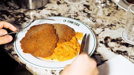 Milanesa con spaghetti, el plato más elegido de La Ferneteria.