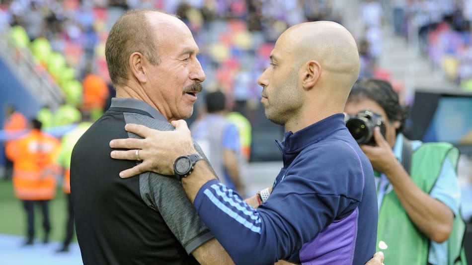 Javier Mascherano con el técnico de Guatemala en el Mundial Sub 20. Foto: Telam.