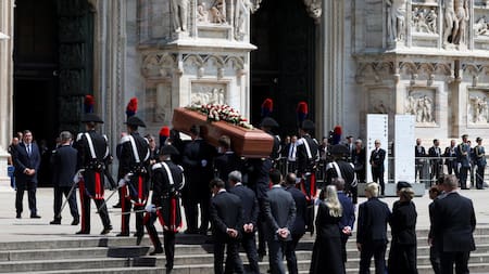 Se celebró el funeral de Silvio Berlusconi en el Duomo de Milán, con críticas de la oposición