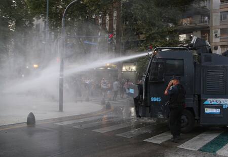 Presencia policial en el Congreso durante el tratamiento de la Ley Ómnibus. Foto: NA.