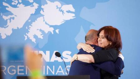 Cristina Kirchner y el presidente de la Cámara de Diputados, Sergio Massa, participan de un homenaje a los veteranos de Malvinas en el Congreso de la Nacion. Foto NA