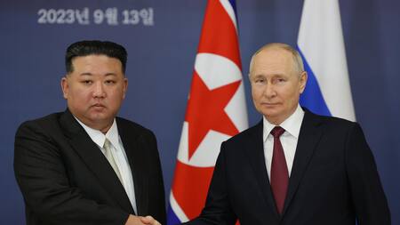Vladimir Putin le da la mano al líder norcoreano, Kim Jong Un, durante su reunión en el cosmódromo de Vostochny, en las afueras de la ciudad de Tsiolkovsky, región de Amur, Rusia.