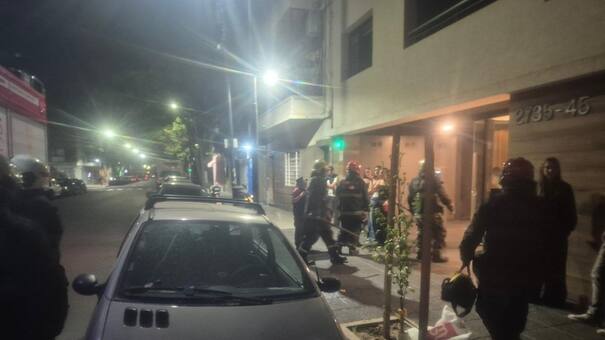 Pudo ser una tragedia: se desplomó  un ascensor desde un séptimo piso en Palermo y nueve jóvenes fueron rescatados