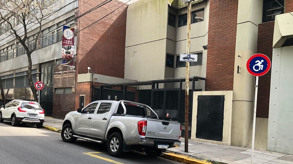 Camioneta mal estacionada.