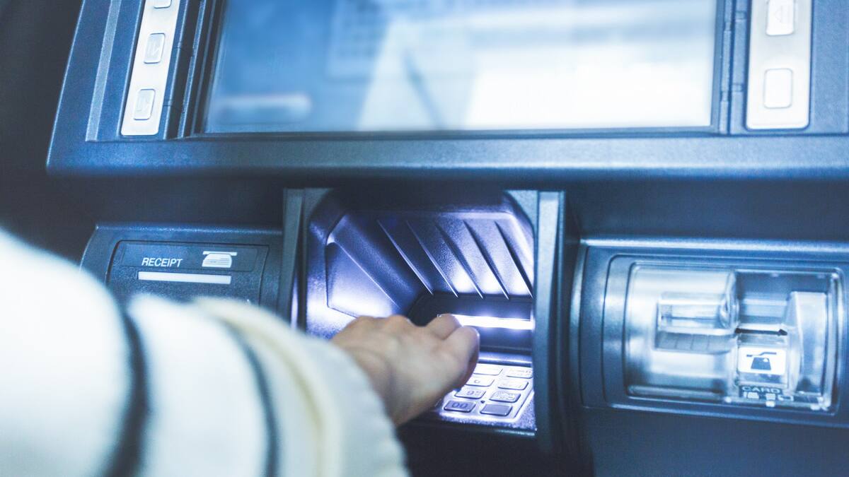 La tecla que se debe apretar en el cajero automático al terminar un retiro. Foto: Freepik.