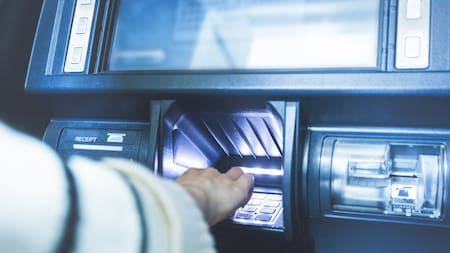 La tecla que se debe apretar en el cajero automático al terminar un retiro. Foto: Freepik.