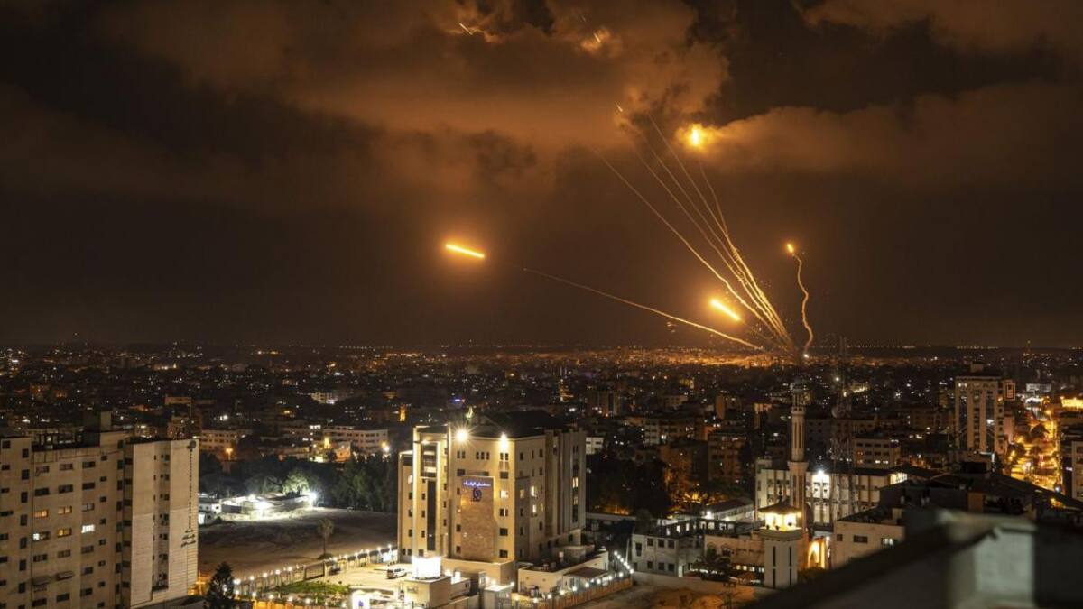 Milicianos palestinos disparan cohetes hacia Israel desde Ciudad de Gaza, la noche del viernes 5 de agosto de 2022.