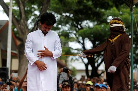 Castigan con latigazos a gays en Indonesia (Reuters)