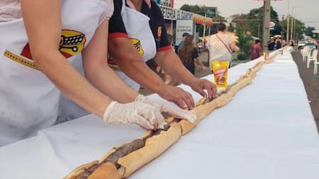 Santo Tomé hizo el choripán más largo del mundo. Foto X @humanosdestafe