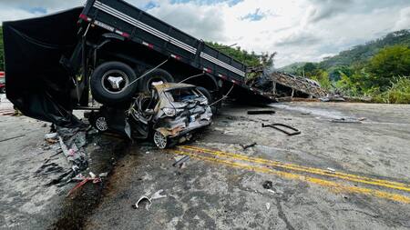 Violento choque en Brasil deja más de 30 personas muertas. Foto: Reuters.
