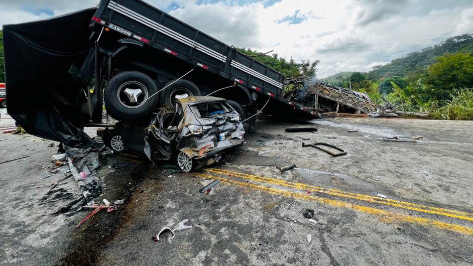 Violento choque en Brasil deja más de 30 personas muertas. Foto: Reuters.