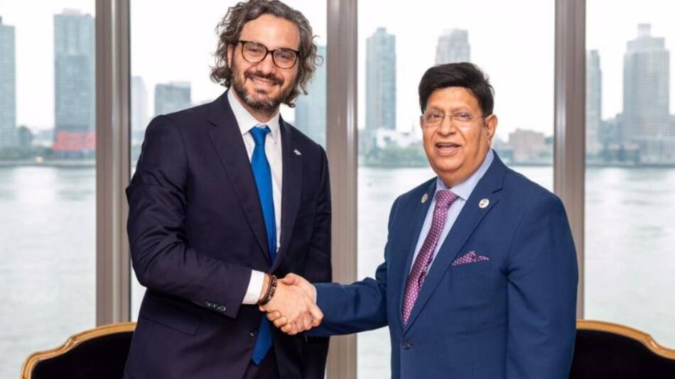 Santiago Cafiero y su par de Bangladesh. Foto: NA