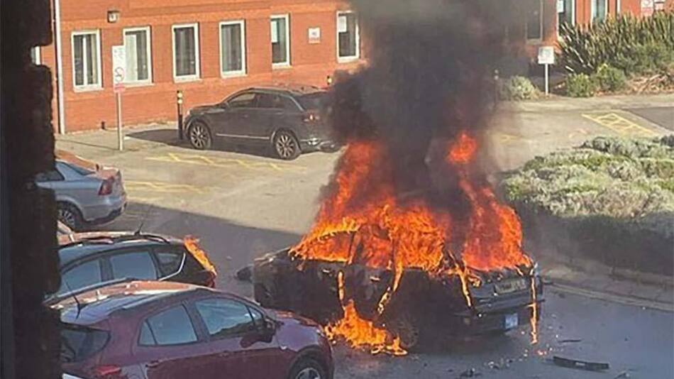 Explosión de un auto frente a un hospital en Liverpool