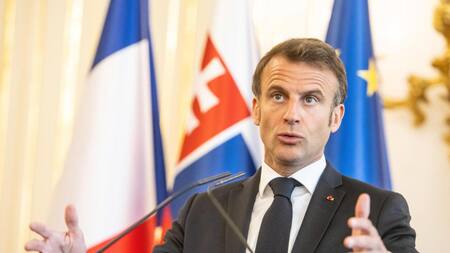 El presidente francés, Emmanuel Macron, asistió a una conferencia de prensa después de su reunión con la presidente de Eslovaquia, Zuzana Caputova. Fuente: EFE.