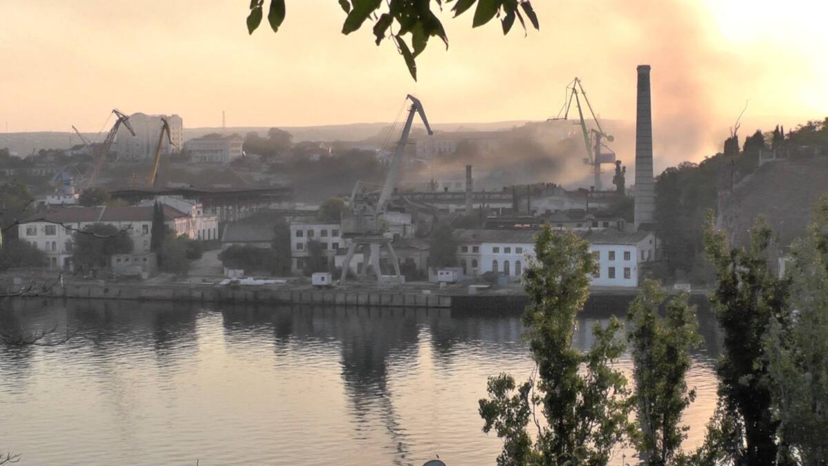 El humo provocado tras el ataque a Sevastopol en Crimea. Foto: Reuters.