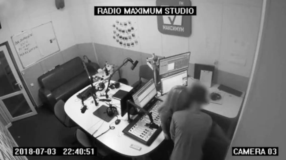 Pareja no pudo contener la pasión, tuvo sexo en un estudio de radio y las cámaras lo captaron
