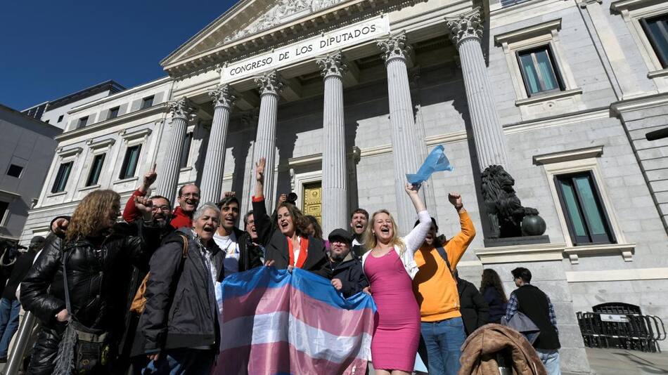 anifestantes contra el aborto se manifiestan frente al Congreso español. Foto Télam