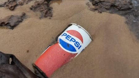 Una lata de gaseosa de 1970, enterrada en el lecho del Paraná. Foto: @jorgelahiba.