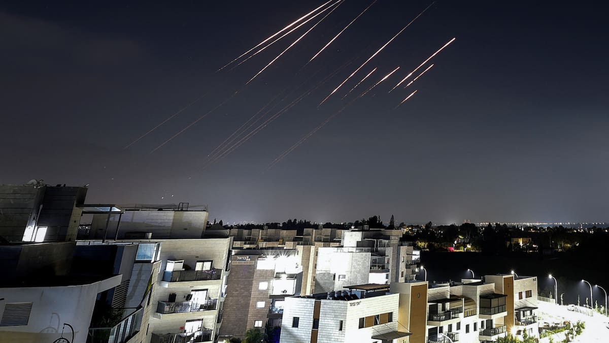 Misiles iraníes caen en Israel. Foto: Reuters/Ilan Assayag