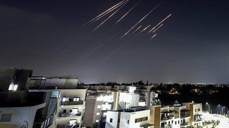 Misiles iraníes caen en Israel. Foto: Reuters/Ilan Assayag