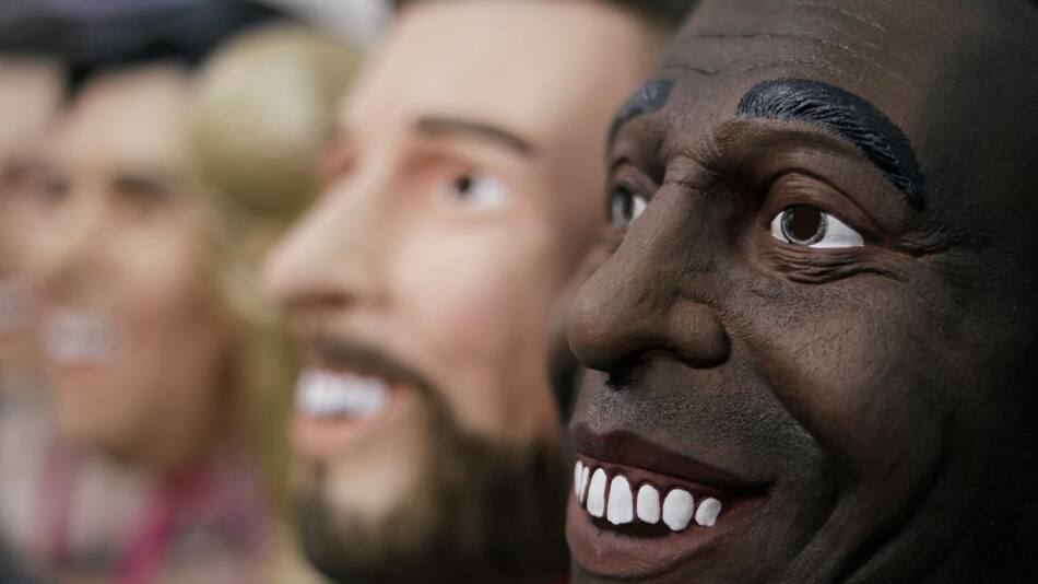 Máscaras de las estrellas del Mundial, Maradona, Messi y Pelé, Reuters