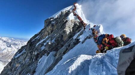 Desafiar al Everest sin preparación: riesgo de muerte y negocios millonarios