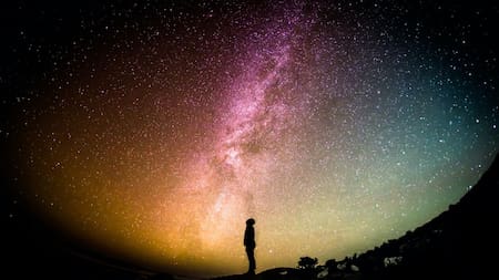 La investigación arrojó luz sobre el predominio de la simetría en el universo. Foto: Unsplash.