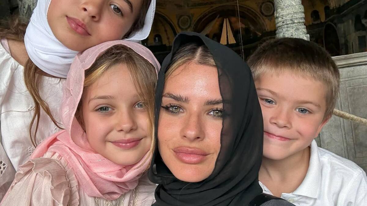 China Suárez junto a sus hijos en Turquía.