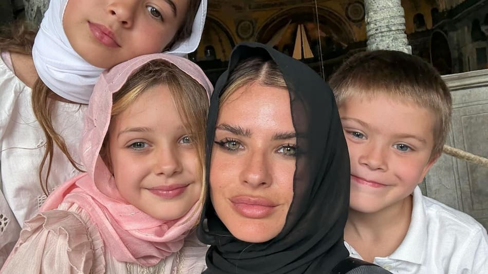China Suárez junto a sus hijos en Turquía.