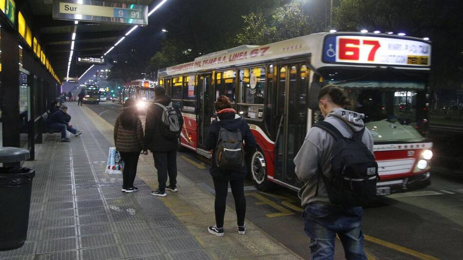 Colectivos, servicio nocturno. Foto: NA.