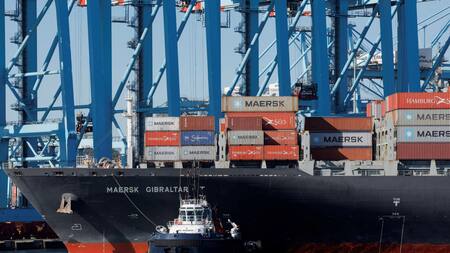 Ataques en el Mar Rojo obligan a desviar buques y perturban cadenas de abastecimiento. Reuters