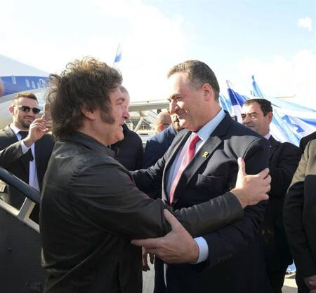 Javier Milei es recibido por el ministro de Asuntos Exteriores de Israel, Yisrael Katz, a su llegada a Jerusalén . Efe