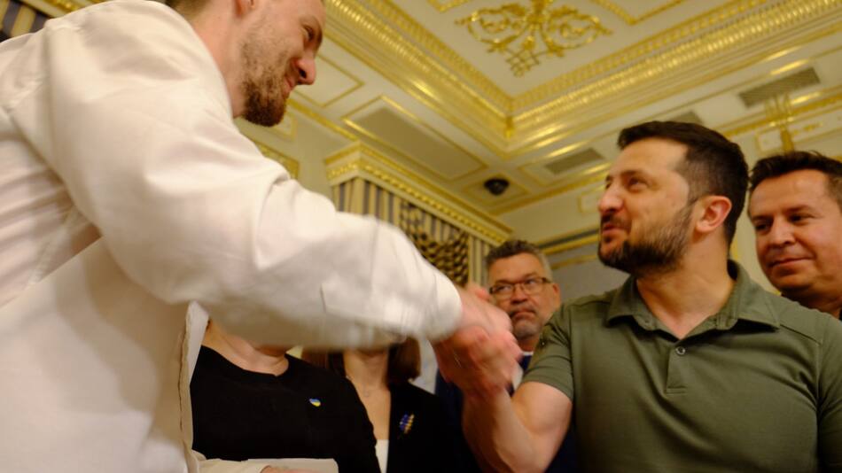 Bryan J. Mayer, Canal 26, con Volodimir Zelenski: Foto: Isaac Reymundo y Olha Kosova.