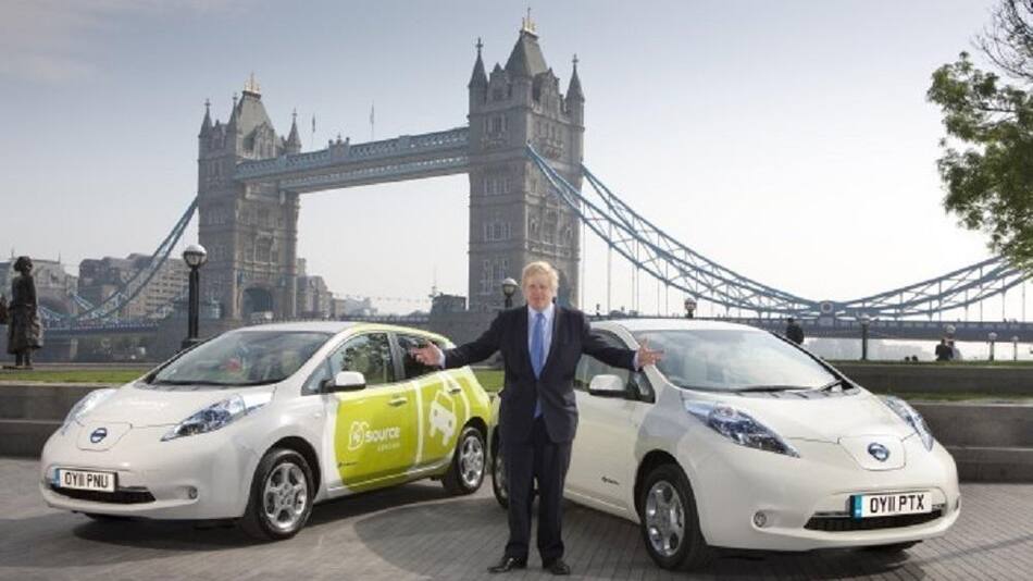 Boris Johnson promocionando los autos eléctricos