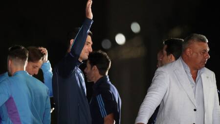 Lionel Scaloni y Chiqui Tapia. Foto: EFE