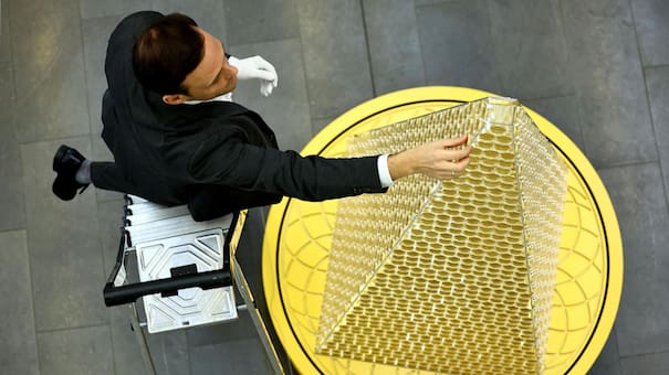 Dónde se encuentra el árbol de Navidad más caro de Europa: está hecho con monedas de oro y vale más de 5 millones de euros