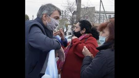 Mayra Mendoza y Máximo Kirchner junto a vecinos de Quilmes
