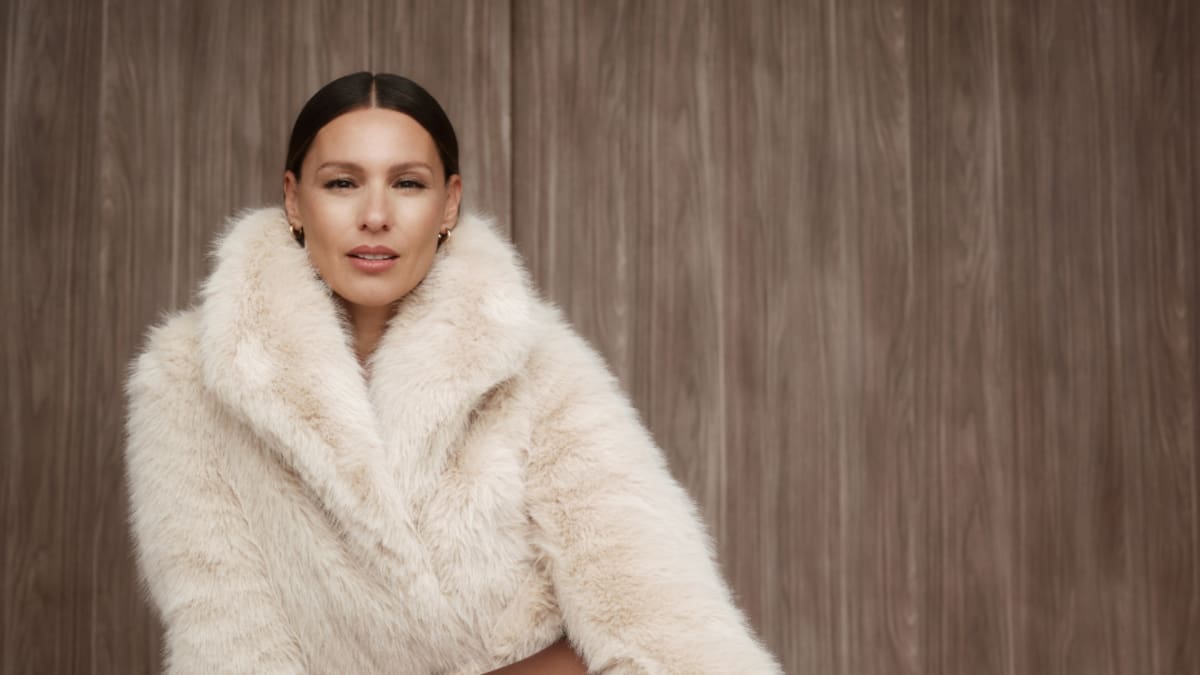 Pampita luciendo un traje sastrero con pollera, la nueva tendencia 2026.