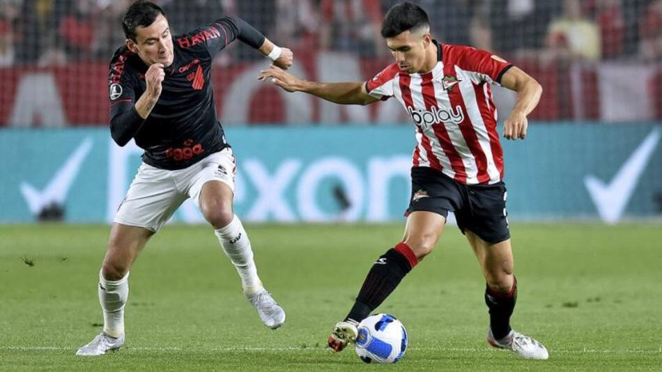 Estudiantes y Athletico Paranaense definen la serie en La Plata. Foto: NA.