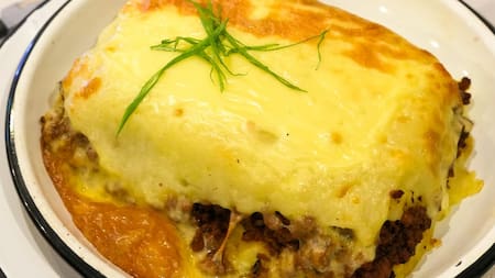 Panza llena, corazón contento: dónde comer una “súper milanesa” con huevo y papas fritas para cuatro personas