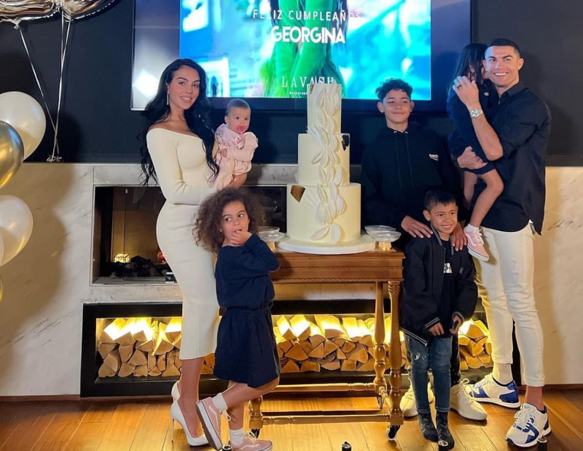 Cristiano Ronaldo y Georgina Rodríguez juntos a sus hijos. Foto: Instagram @georginagio.