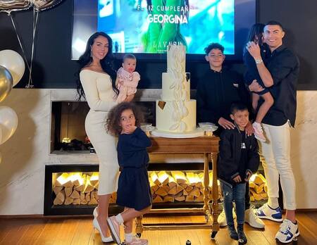 Cristiano Ronaldo y Georgina Rodríguez juntos a sus hijos. Foto: Instagram @georginagio.