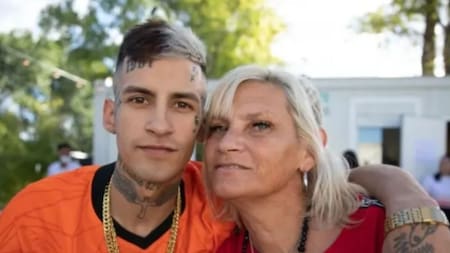 L-Gante y su mamá. Fuente: Instagram @clauvalenzuela.ok